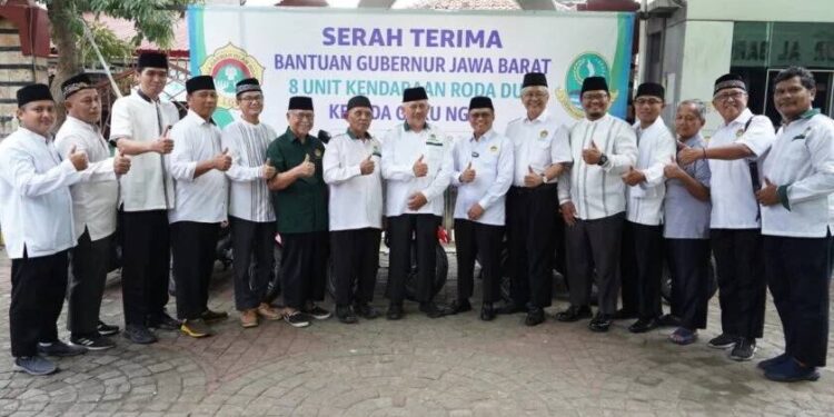 DPD LDII Kota Bekasi menerima bantuan delapan unit sepeda motor dari Pemprov Jawa Barat. Foto: LINES.