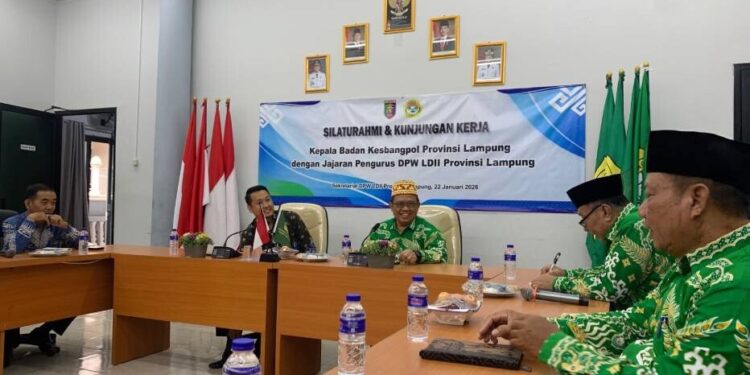 Badan Kesatuan Bangsa dan Politik (Kesbangpol) Provinsi Lampung silaturahim dengan pengurus DPW LDII Lampung. Foto: LINES.