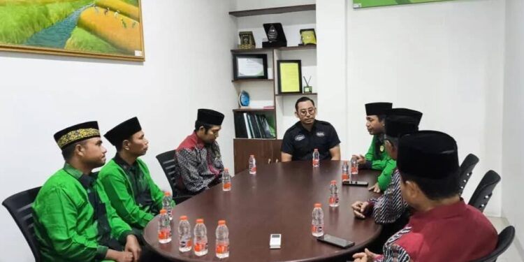 Kepala Seksi Intelijen Kejaksaan Negeri Raba Bima, Virdis F. Putra menerima audiensi para pengurus DPD LDII Kota dan Kabupaten Bima. Foto: LINES.