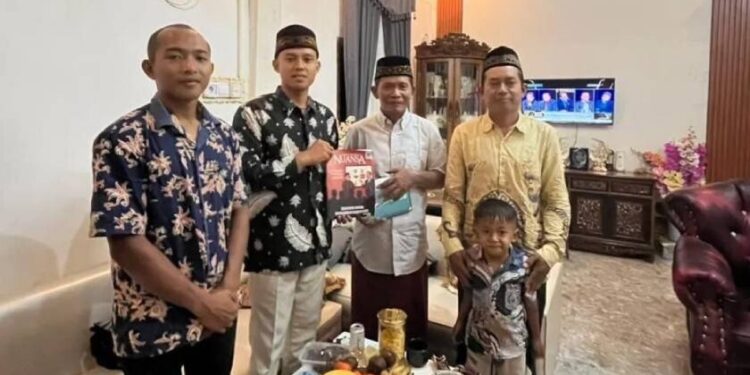 Ketua PAC LDII Pematang Kabau, Fatah Dinu Mustaqim bersama Ketua PC LDII Air Hitam, silaturrahim dengan Kepala Desa. Foto: LINES.
