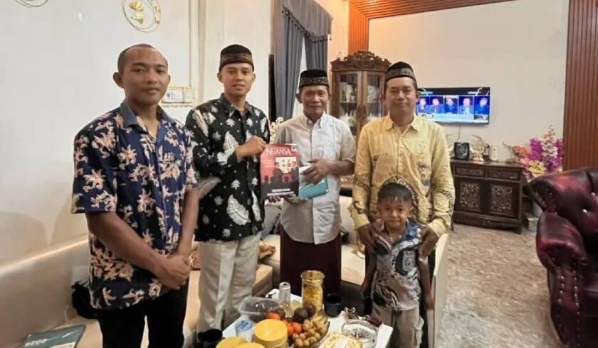 Ketua PAC LDII Pematang Kabau, Fatah Dinu Mustaqim bersama Ketua PC LDII Air Hitam, silaturrahim dengan Kepala Desa. Foto: LINES.