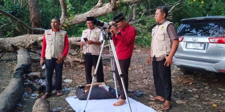Tim Rukyatul Hilal LDII Papua Barat mengamati hilal 1 Sya'ban. Foto: LINES.