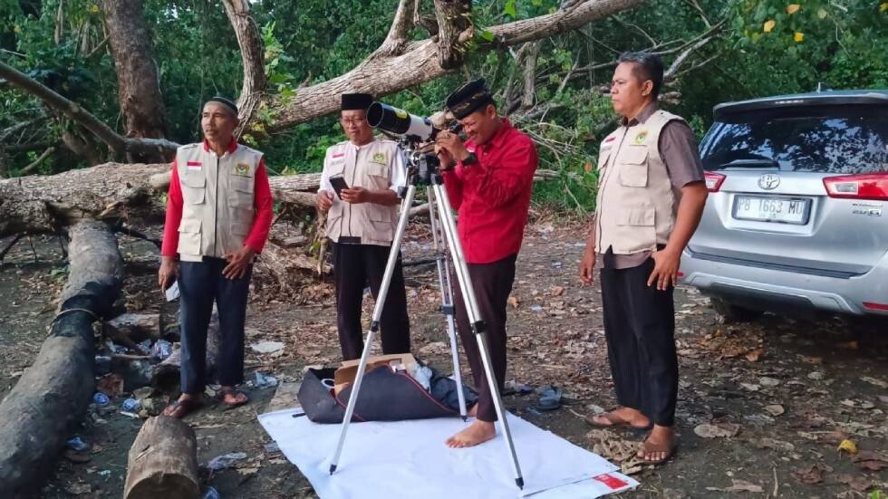 Tim Rukyatul Hilal LDII Papua Barat mengamati hilal 1 Sya'ban. Foto: LINES.