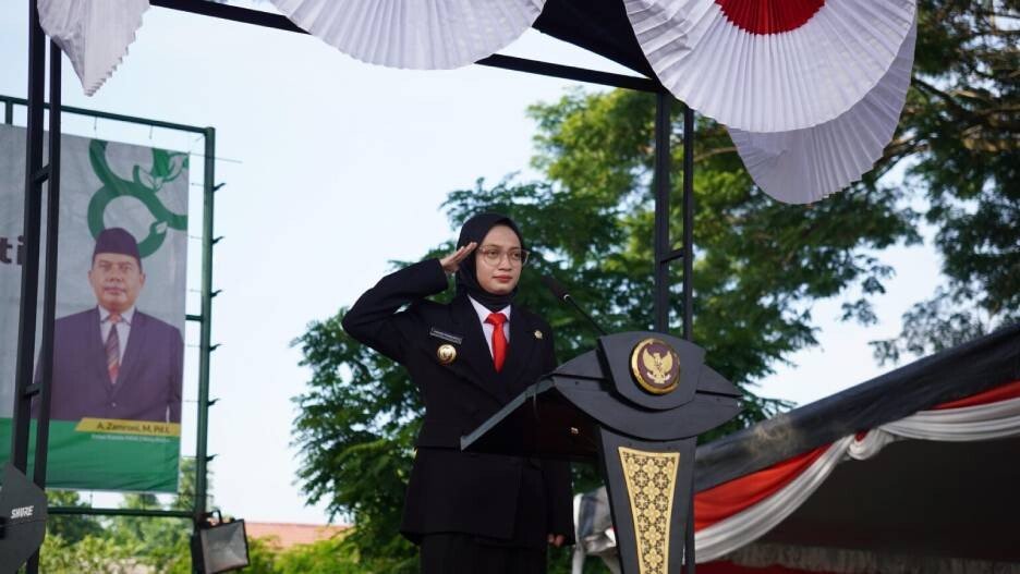 Wali Kota Kediri Vinanda Prameswati memimpin upacara HAB Kemenag RI. Foto: LINES.