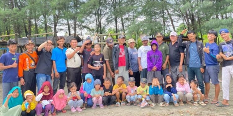 Warga LDII Tegal menggelar wisata di Pantai Pandemi. Foto: LINES.