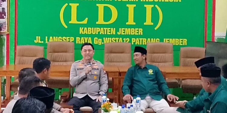 Kepala Kepolisian Resor (Kapolres) Jember, AKBP Bobby Adimas Condroputra mengunjungi DPD LDII Kabupaten Jember. Foto: LINES