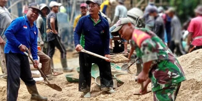PC LDII Pamenang Selatan bersama dengan warga Desa Tambang Mas bergotong-royong membangun Masjid Baitul Ghofur. Foto: LINES