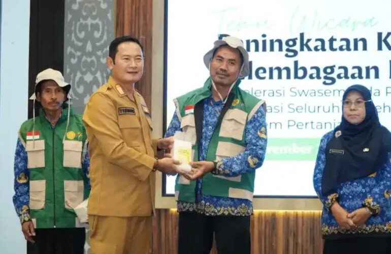 Wakil Sekretaris DPD LDII Kabupaten Lamongan, Kartono, menerima penghargaan sebagai Penyuluh Pertanian Inovatif dari Bupati Lamongan, Yuhronur Efendi. Foto: LINES