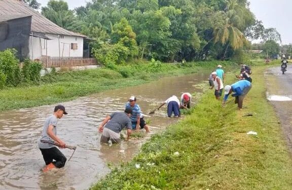 PAC LDII Pegundan bersama pemerintah desa menggelar kerja bakti membersihkan lingkungan. Kegiatan tersebut berlangsung di kawasan Lapangan Krida Muda, Desa Pegundan, Kabupaten Pemalang, Jawa Tengah pada Senin (5/1/2026). Foto: LINES