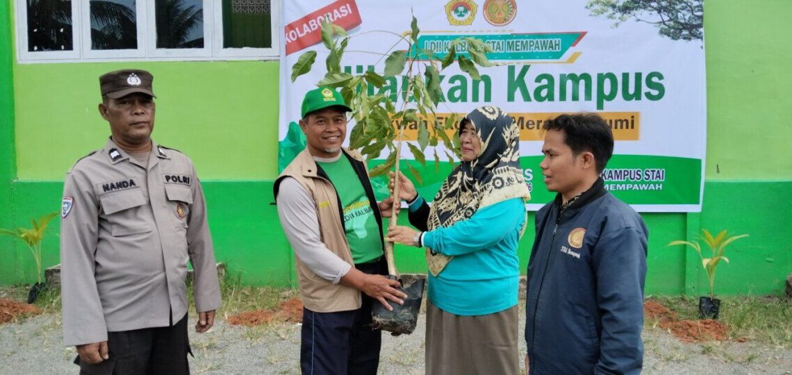 DPW LDII Kalimantan Barat berkolaborasi dengan Sekolah Tinggi Agama Islam (STAI) Mempawah menghelat kegiatan yang bertajuk Hijaukan Kampus, Dakwah Ekologis Merawat Bumi. Foto: LINES