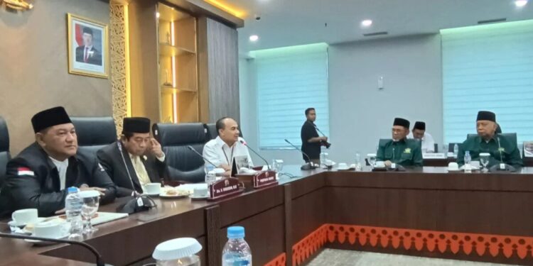 Ketua Dewan Perwakilan Rakyat Daerah (DPRD) DKI Jakarta, Khoirudin, menerima audiensi dari delegasi Forum Lintas Ormas (FLO) Provinsi DKI Jakarta di Gedung DPRD DKI, Kebon Sirih, Jakarta Pusat pada Rabu (14/1). Foto: LINES