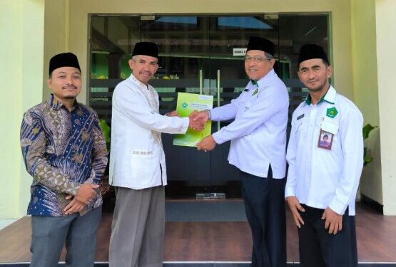 Kantor Kementerian Agama Kabupaten Magelang menyerahkan Surat Keputusan (SK) dan Piagam Statistik Pesantren kepada Pondok Pesantren Fastabiqul Khoirot. Foto: LINES