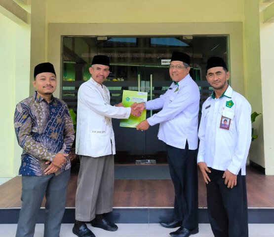Kantor Kementerian Agama Kabupaten Magelang menyerahkan Surat Keputusan (SK) dan Piagam Statistik Pesantren kepada Pondok Pesantren Fastabiqul Khoirot. Foto: LINES