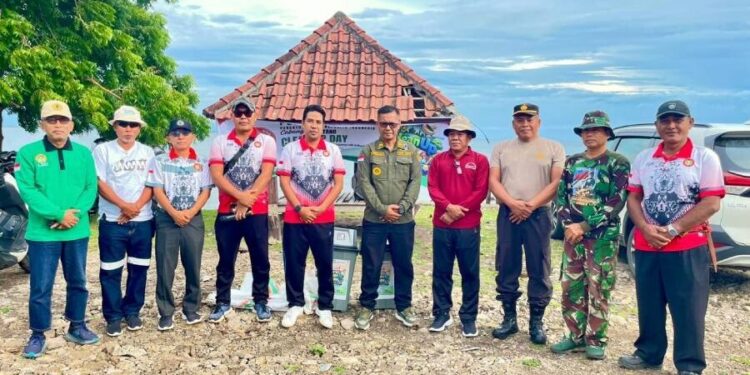 DPD LDII Kabupaten Sumbawa Barat (KSB) berpartisipasi dalam kegiatan Aksi Bersih Masjid dan Pantai Sagena di Poto Tano, KSB, NTB. Foto: LINES.