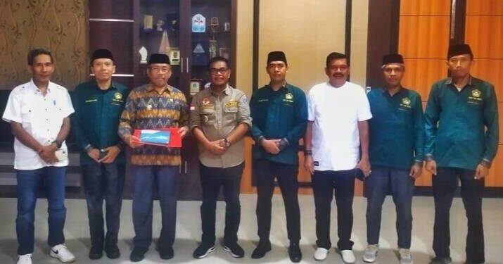 Bupati Muna, Bachrun Labuta menerima audiensi jajaran pengurus DPD LDII Kabupaten Muna. Foto: LINES.