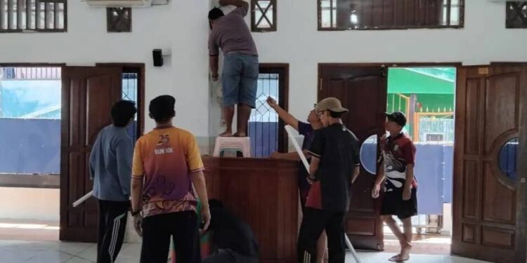 Jelang Ramadan, warga LDII Kota Manokwari membersihkan Masjid Al-Mubarok Fanindi dan sekitarnya. Foto: LINES.