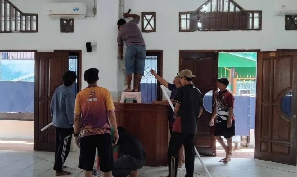 Jelang Ramadan, warga LDII Kota Manokwari membersihkan Masjid Al-Mubarok Fanindi dan sekitarnya. Foto: LINES.