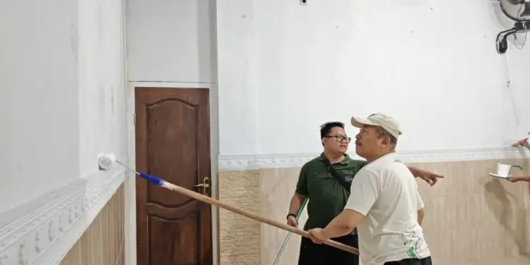 LDII Tabanan bekerja bakti membersihkan Gedung Sekretariat DPD LDII Tabanan. Foto: LINES.