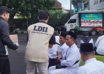 Pemuda LDII Kota Malang Berbagi 2.400 Botol Air Mineral dalam Harlah Satu Abad NU