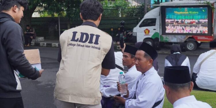 DPD LDII Kota Malang membagikan 2.400 botol air mineral dalam peringatan Hari Lahir (Harlah) Satu Abad NU. Foto: LINES.