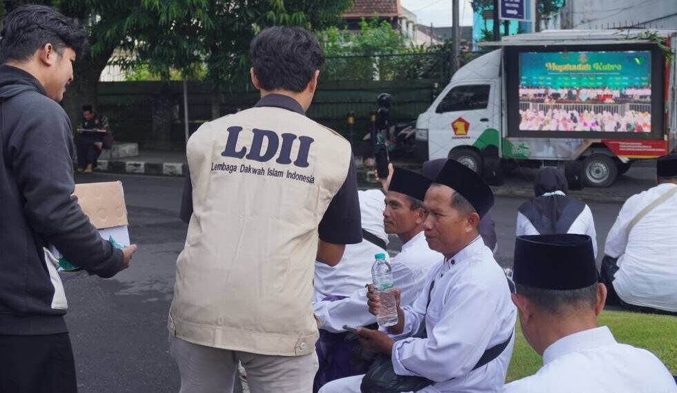 DPD LDII Kota Malang membagikan 2.400 botol air mineral dalam peringatan Hari Lahir (Harlah) Satu Abad NU. Foto: LINES.