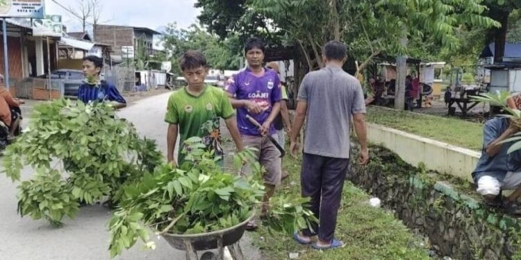 Menjelang Ramadan, warga LDII Kota Bima bergotong-royong membersihkan masjid dan lingkungan sekitar. Foto: LINES.