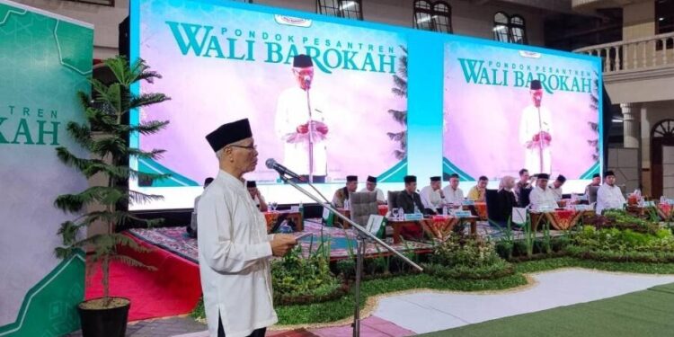 Ketua Ponpes Wali Barokah KH Sunarto pada acara Silaturrahim dan Buka Puasa Bersama. Foto: LINES.