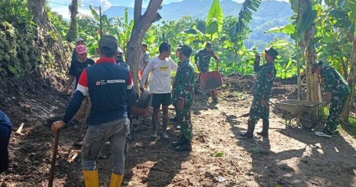 Koramil Gedangsari dan LDII gotong royon membersihkan masjid jelang Ramadan. Foto: LINES.