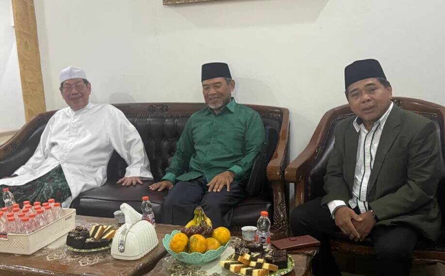 Pengurus DPW LDII Provinsi DKI Jakarta berkunjung ke kediaman Ketua Majelis Syuro DPP FPI. Foto: LINES.
