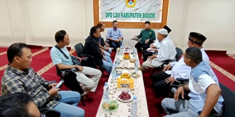 Ketua DPD LDII Kabupaten Bogor Bambang Wahyudi bersama jajaran pengurus harian menerima kunjungan silaturahmi Pasiter Intel Kodim 0621 Kabupaten Bogor. Foto: LINES.