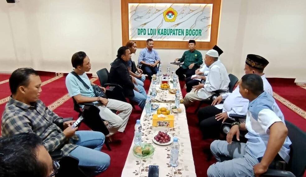 Ketua DPD LDII Kabupaten Bogor Bambang Wahyudi bersama jajaran pengurus harian menerima kunjungan silaturahmi Pasiter Intel Kodim 0621 Kabupaten Bogor. Foto: LINES.