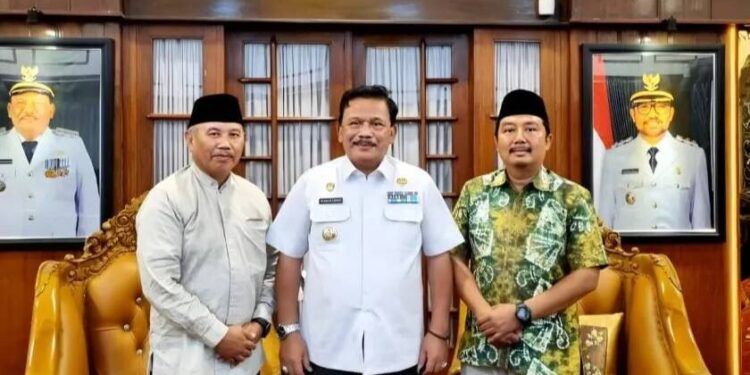 Humas Pondok Pesantren Al Ubaidah Kertosono, Abdul Khohar didampingi Ketua DPD LDII Kabupaten Nganjuk, Moerkani, mengunjungi Bupati Nganjuk, Marhaen Djumadi. Foto: LINES.