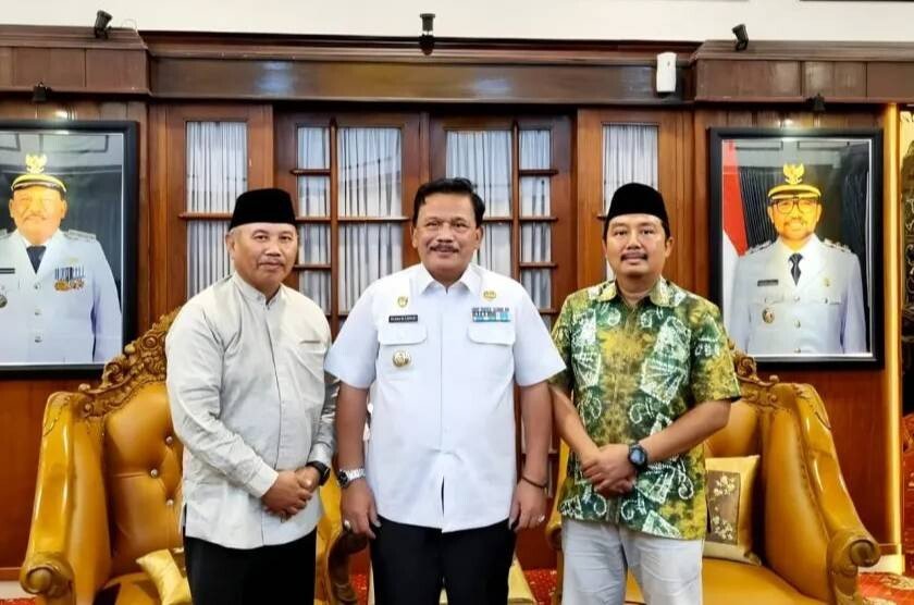 Humas Pondok Pesantren Al Ubaidah Kertosono, Abdul Khohar didampingi Ketua DPD LDII Kabupaten Nganjuk, Moerkani, mengunjungi Bupati Nganjuk, Marhaen Djumadi. Foto: LINES.
