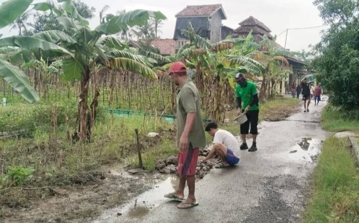 Warga LDII Desa Limbangan, Pemalang, Jawa Tengah menggelar kerja bakti menguruk jalan penghubung. Foto: LINES.