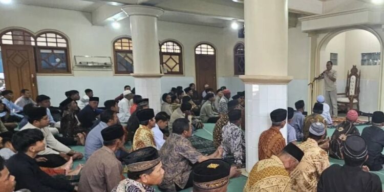 DPD LDII Kabupaten Magetan menggelar edukasi penggunaan media sosial bagi warga dan santri di Pondok Pesantren Baitul ‘Ulum Al-Islami, Plaosan, Magetan. Foto: LINES.