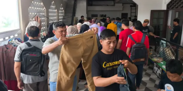 Pimpinan Anak Cabang (PAC) LDII Meruya Utara menggelar bazar murah di halaman Masjid Annur, Kompleks BPPT, Jakarta Barat. Foto: LINES.