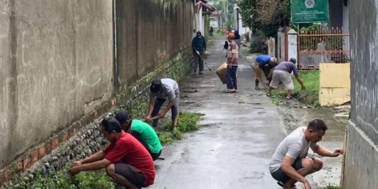 LDII di wilayah Tegal menggelar kerja bakti massal jelang Ramadan. Foto: LINES.