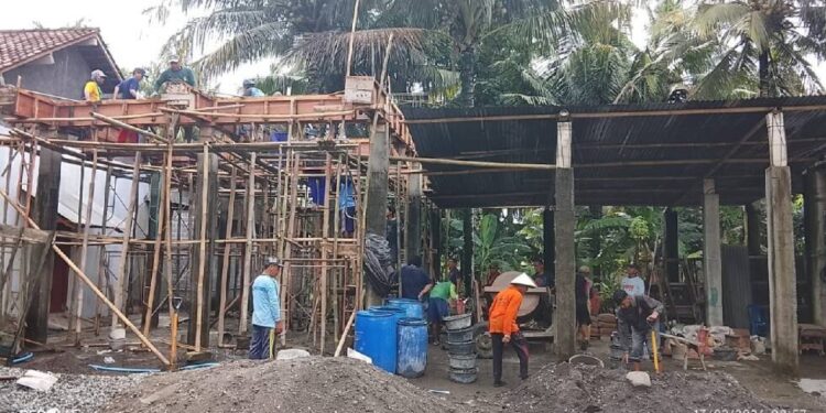 Warga LDII Kapanewon Temon bersama warga Sidatan RT 04/02, Kalidengen, Temon, Kulonprogo, menggelar pengecoran wisma tamu. Foto: LINES.