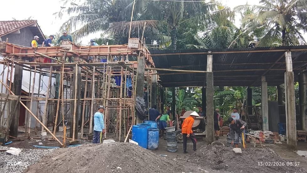 Warga LDII Kapanewon Temon bersama warga Sidatan RT 04/02, Kalidengen, Temon, Kulonprogo, menggelar pengecoran wisma tamu. Foto: LINES.