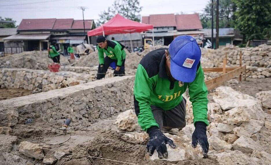 Warga LDII Kecamatan Longikis, berpartisipasi dalam gotong royong pembangunan Musala Polsek Longikis. Foto: LINES.