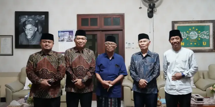 Pondok Pesantren (Ponpes) Wali Barokah bersama DPD LDII Kota Kediri mengunjungi kediaman Ketua Umum Majelis Ulama Indonesia (MUI) Pusat, KH Anwar Iskandar. Pertemuan tersebut berlangsung di Ponpes Al Amien, Ngasinan, Kota Kediri, Jawa Timur pada Sabtu (21/2). Foto: LINES