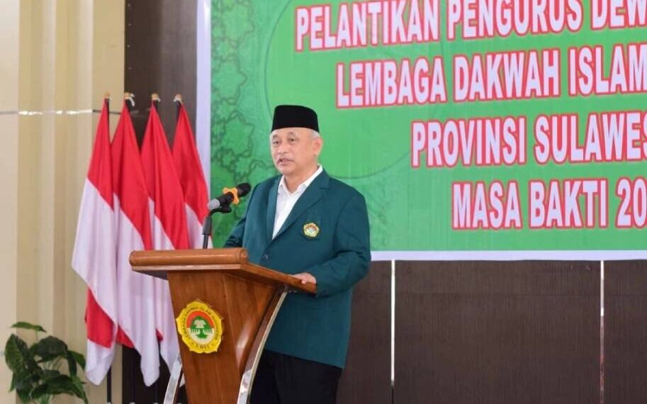 Ketua Umum DPP LDII KH Chriswanto Santoso melantik pengurus DPW LDII Sulawesi Tenggara. Foto: LINES.