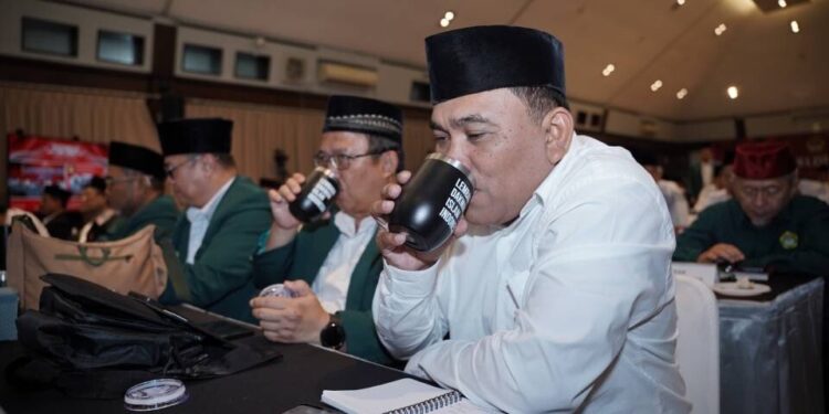 Peserta Rapimnas LDII memakai tumbler untuk mengurangi sampah pascaacara. Foto: LINES.