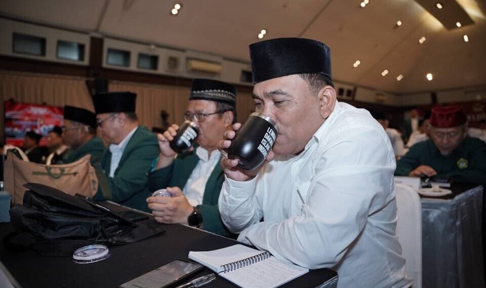 Peserta Rapimnas LDII memakai tumbler untuk mengurangi sampah pascaacara. Foto: LINES.