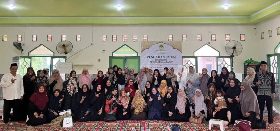 LDII Kabupaten Maros menghelat pengajian ibu-ibu yang dihadiri pengurus Majelis Ulama Indonesia (MUI) Maros. Foto: LINES.