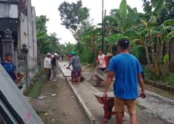 Warga LDII Dalangan Berpartisipasi dengan Warga dalam Pembuatan Jalan