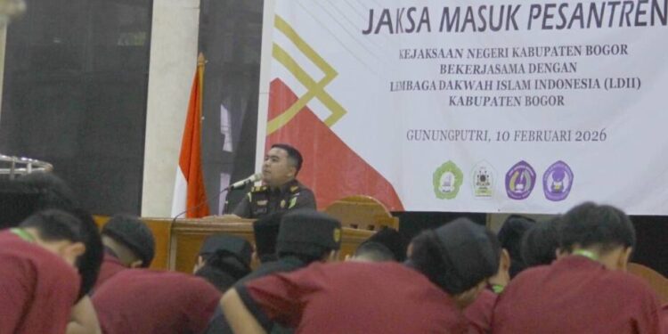 Kejaksaan Negeri Kabupaten Bogor memberikan edukasi hukum kepada santri. Foto: LINES.