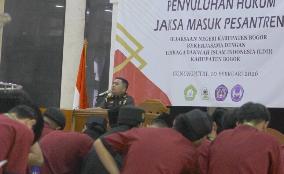 Kejaksaan Negeri Kabupaten Bogor memberikan edukasi hukum kepada santri. Foto: LINES.