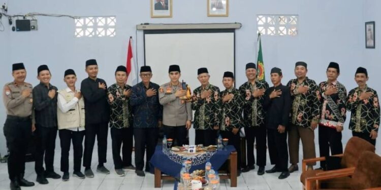 Kapolresta Banyuwangi, Kombes Pol. Rofiq Ripto Himawan, mengunjungi Pondok Pesantren Pelajar dan Mahasiswa (PPPM) Nurul Huda. Foto: LINES.