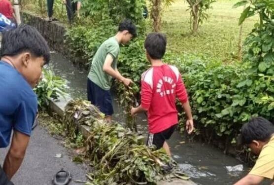 Santri Pondok Pesantren KH Zainal Asyikin naungan DPD LDII Pemalang membersihkan sekitar aliran sungai. Foto: LINES.